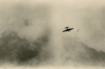 849157 Afbeelding van een Amerikaans B-17 vliegtuig in het luchtruim boven de stad Utrecht in verband met de ...